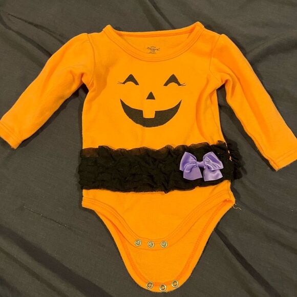 EUC 3-6m Halloween Long Sleeve Onesies (2pk) - Picture 4 of 5